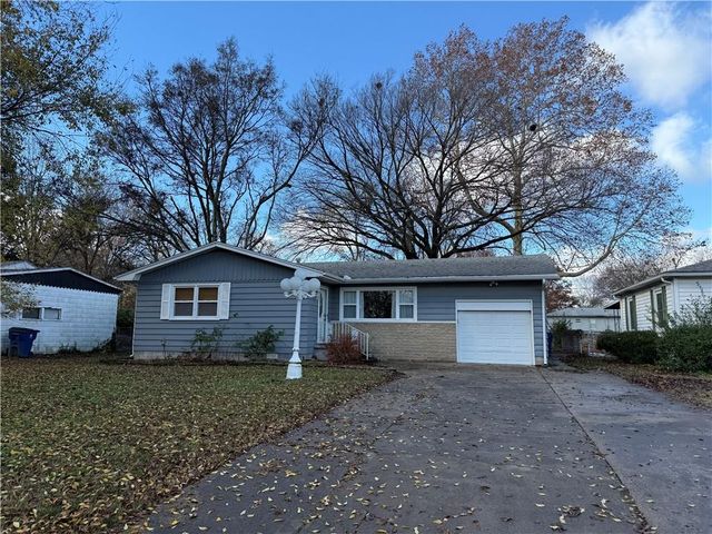 104 Warwick Road, Coffeyville, KS 67337