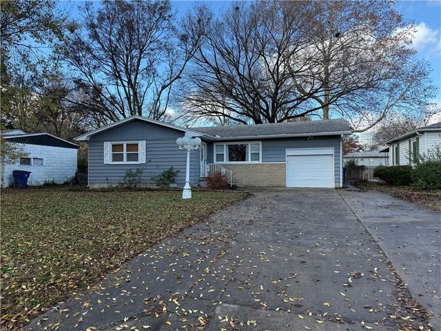 104 Warwick Road, Coffeyville, KS 67337