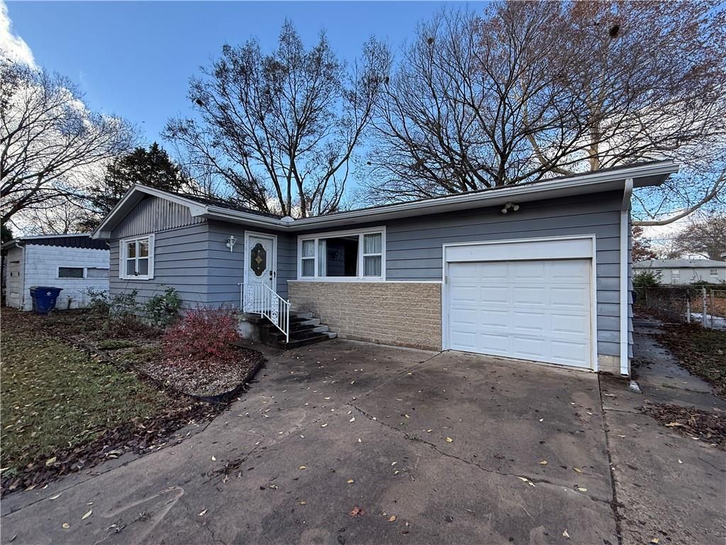 104 Warwick Road, Coffeyville, KS 67337