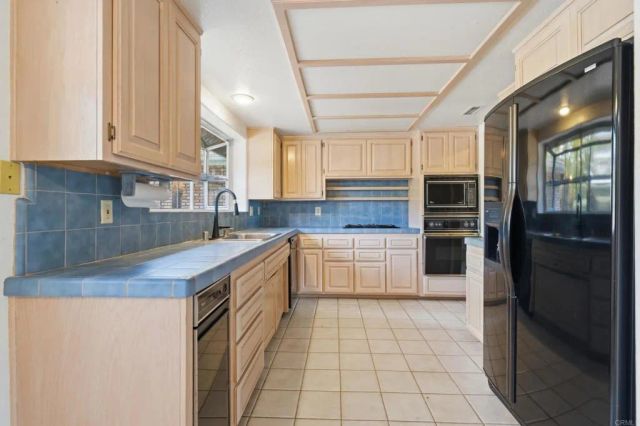 28104 Glenmeade Way, Escondido, CA 92026
