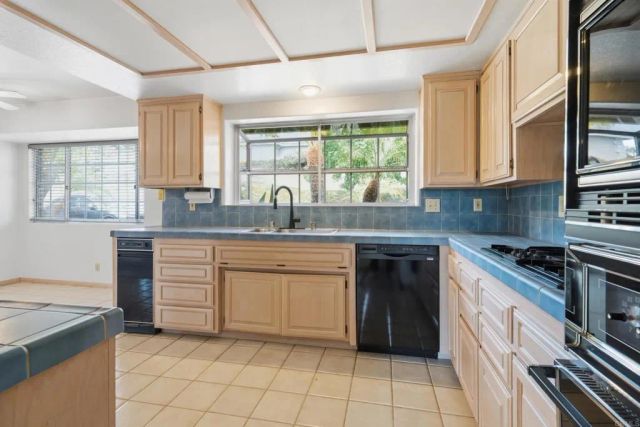 28104 Glenmeade Way, Escondido, CA 92026