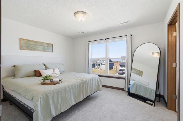 2702 Arbor Ridge Road, Cedar Falls, IA 50613