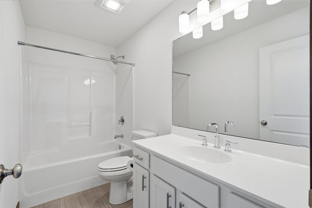 2702 Arbor Ridge Road, Cedar Falls, IA 50613