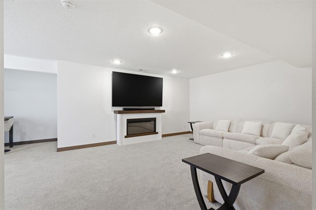 2702 Arbor Ridge Road, Cedar Falls, IA 50613