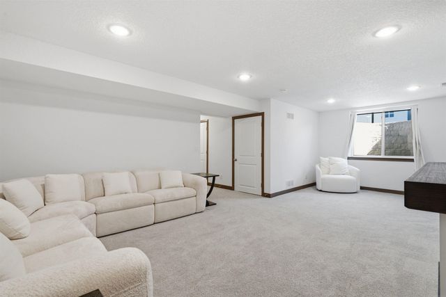 2702 Arbor Ridge Road, Cedar Falls, IA 50613