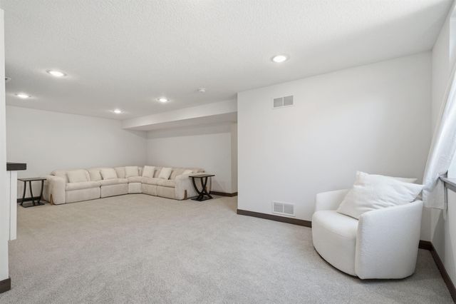 2702 Arbor Ridge Road, Cedar Falls, IA 50613