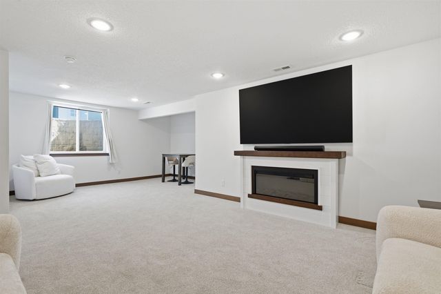 2702 Arbor Ridge Road, Cedar Falls, IA 50613