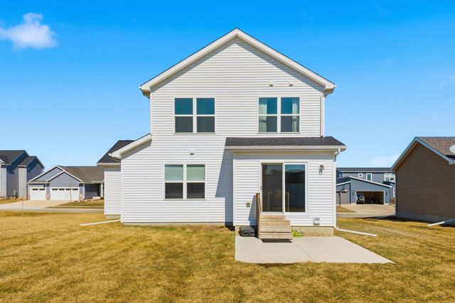 2702 Arbor Ridge Road, Cedar Falls, IA 50613