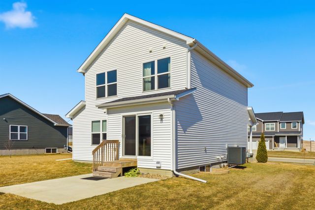 2702 Arbor Ridge Road, Cedar Falls, IA 50613