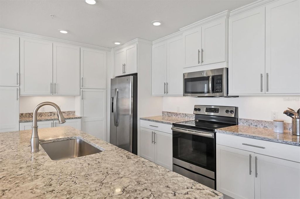 Image 13 of property listing at 391 ARUBA CIRCLE 401, Bradenton, FL 34209