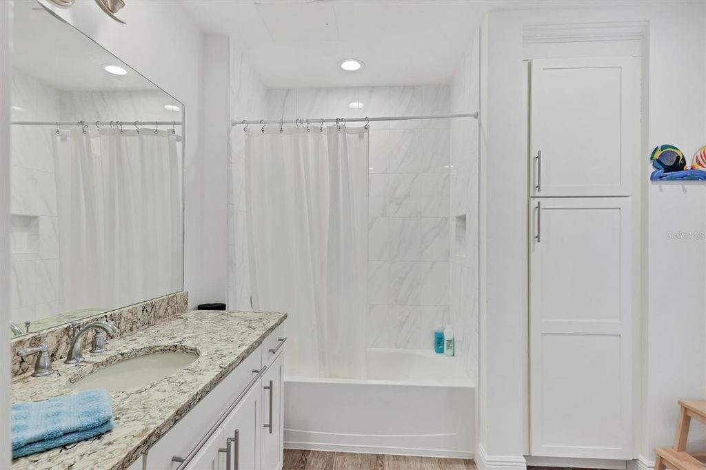 Image 19 of property listing at 391 ARUBA CIRCLE 401, Bradenton, FL 34209