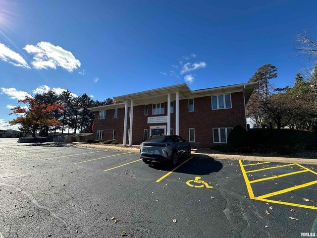 2444 E KIMBERLY Road, Davenport, IA 52807