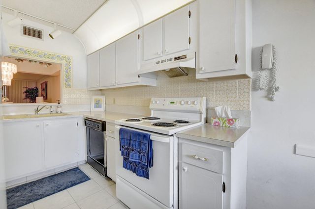 23099 BARWOOD Lane N 306, Boca Raton, FL 33428