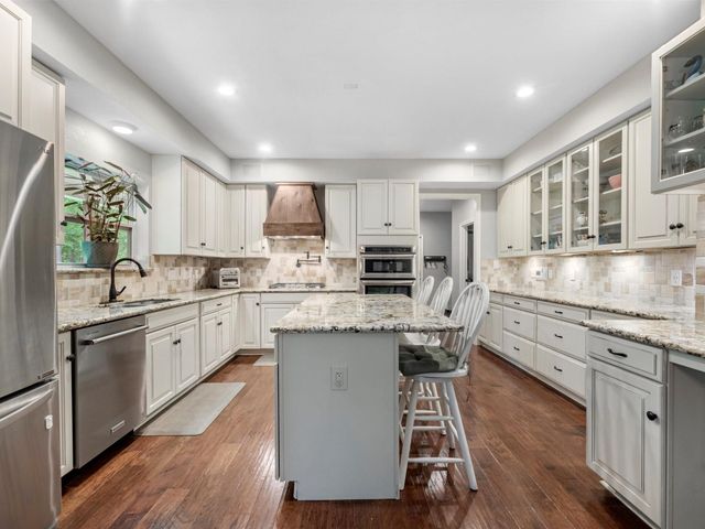 210 Creekside Drive, Magnolia, TX 77354