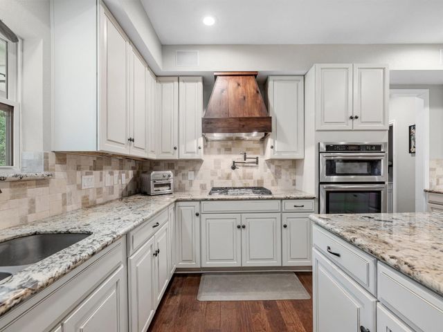 210 Creekside Drive, Magnolia, TX 77354
