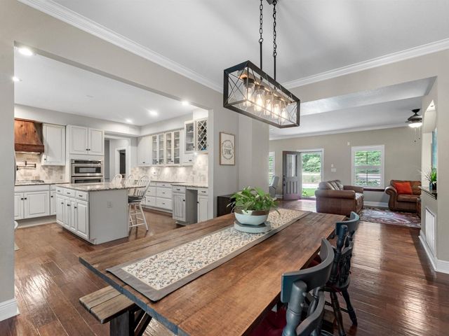 210 Creekside Drive, Magnolia, TX 77354