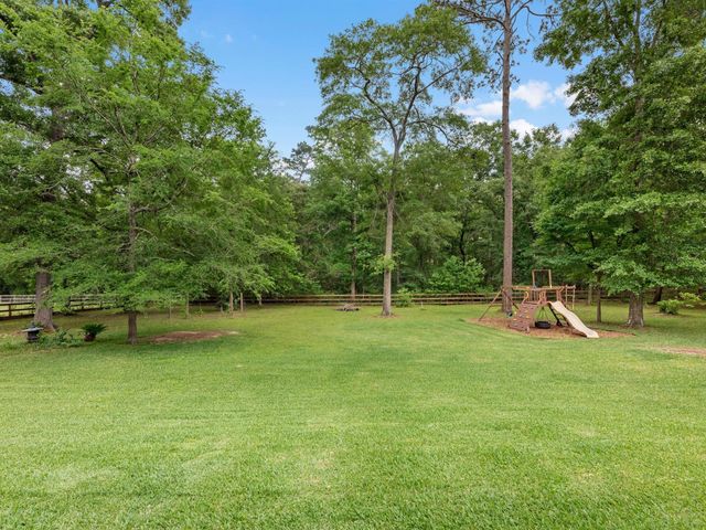 210 Creekside Drive, Magnolia, TX 77354