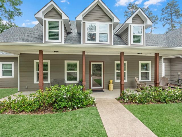 210 Creekside Drive, Magnolia, TX 77354