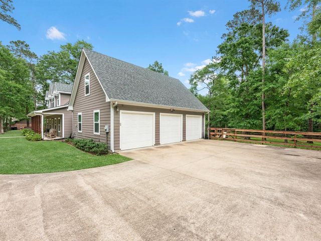 210 Creekside Drive, Magnolia, TX 77354