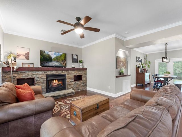 210 Creekside Drive, Magnolia, TX 77354