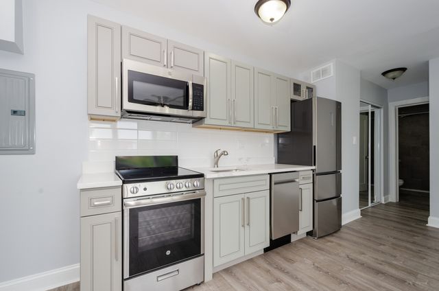 7710 N Sheridan Road 403, Chicago, IL 60626