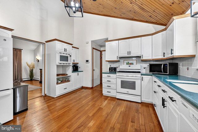 17 AZALEA WAY, Hamilton, NJ 08690