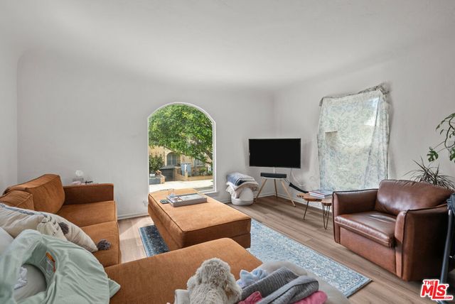 915 S Wooster Street, Los Angeles, CA 90035