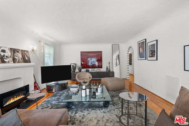 915 S Wooster Street, Los Angeles, CA 90035