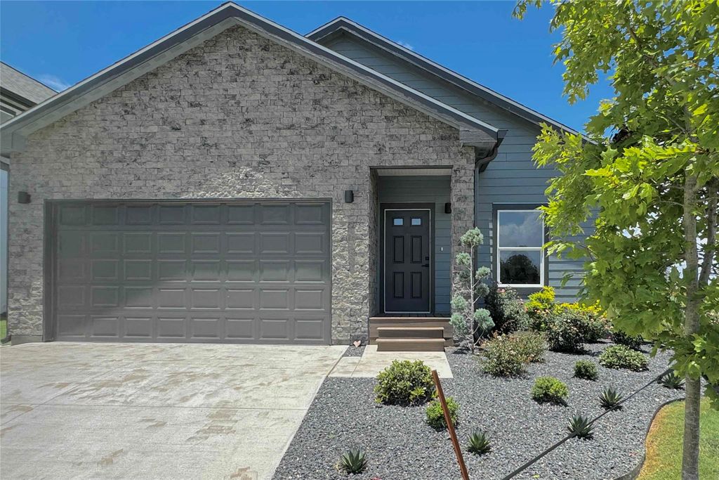 2015 Applewood DR, Lockhart, TX 78644