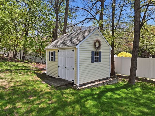 10 Horseshoe Lane, Clinton, MA 01510