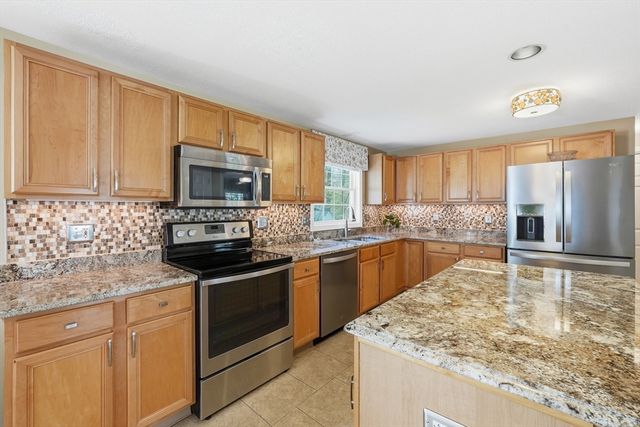 10 Horseshoe Lane, Clinton, MA 01510
