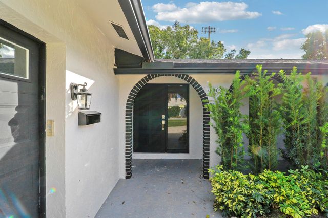 1009 Alamanda Drive, North Palm Beach, FL 33408