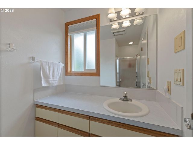 6135 Sw CROSS CREEK Dr, Beaverton, OR 97078