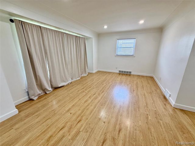 24684 Lambrecht Avenue, Eastpointe, MI 48021