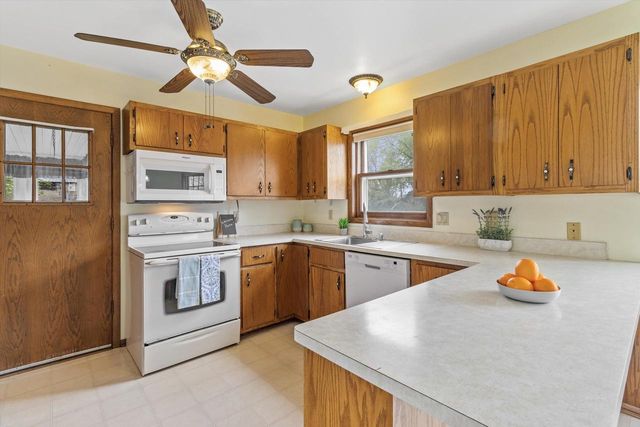 6066 Blaska Drive, Sun Prairie, WI 53590