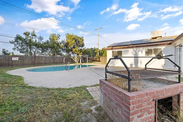 444 E Citrus Drive, Farmersville, CA 93223