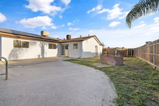 444 E Citrus Drive, Farmersville, CA 93223