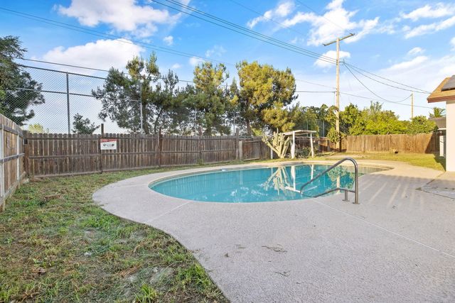 444 E Citrus Drive, Farmersville, CA 93223