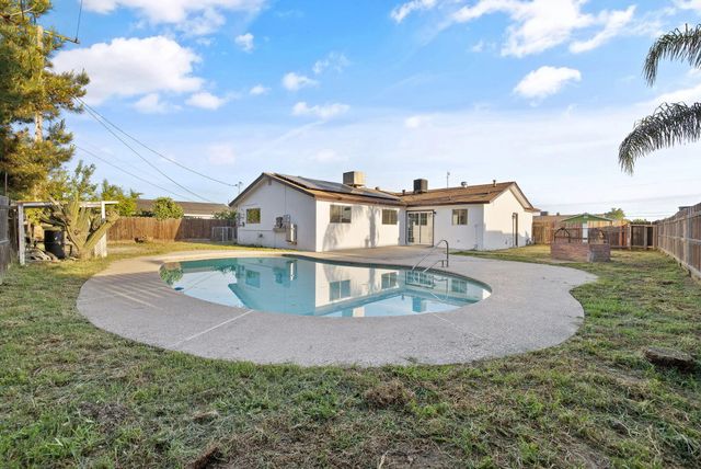 444 E Citrus Drive, Farmersville, CA 93223