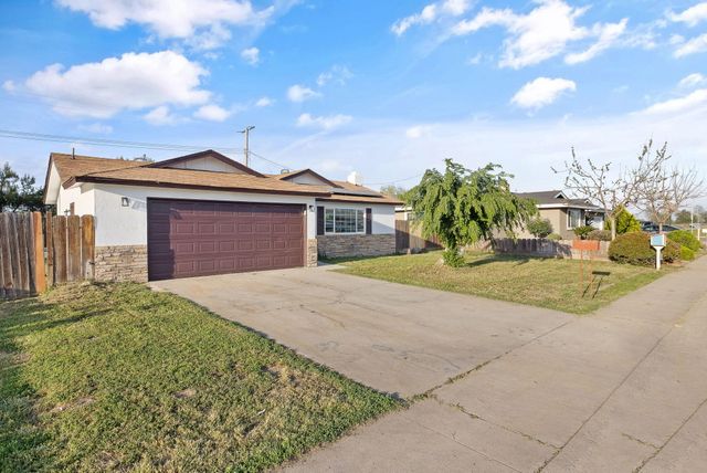 444 E Citrus Drive, Farmersville, CA 93223