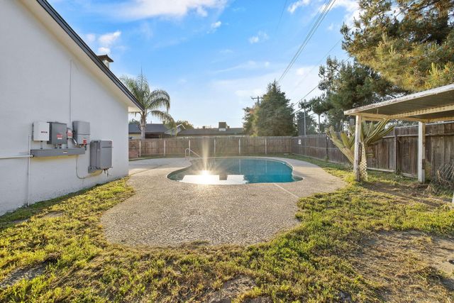 444 E Citrus Drive, Farmersville, CA 93223