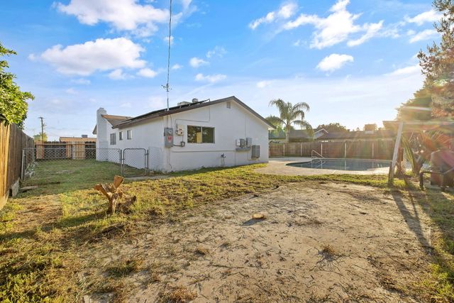 444 E Citrus Drive, Farmersville, CA 93223