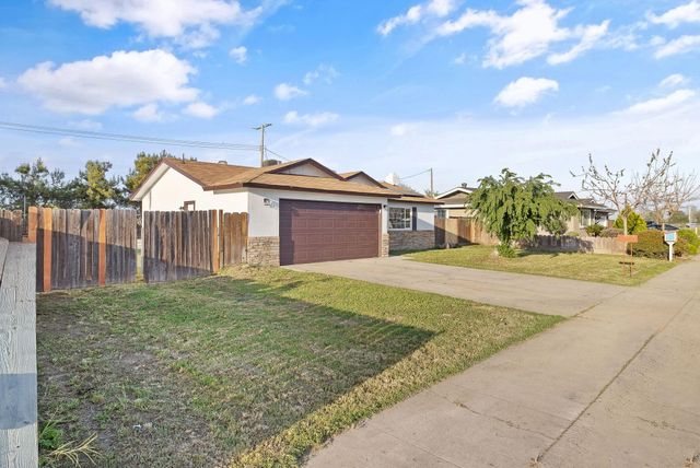 444 E Citrus Drive, Farmersville, CA 93223