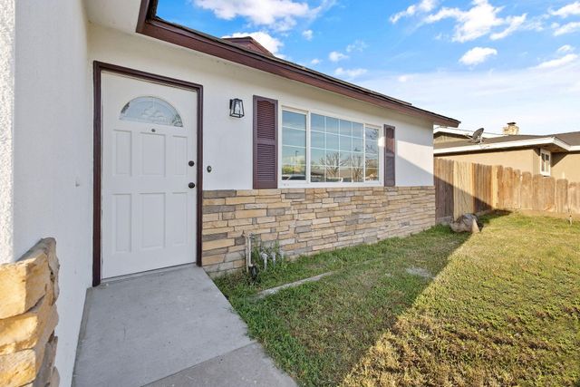 444 E Citrus Drive, Farmersville, CA 93223