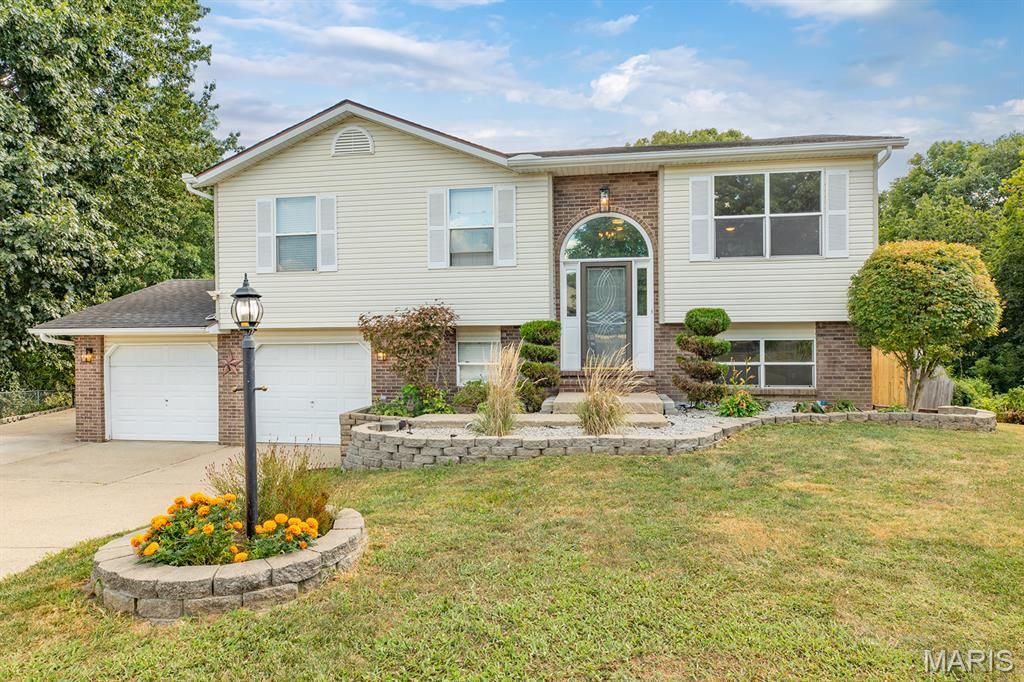 421 Saint John Drive, Godfrey, IL 62035