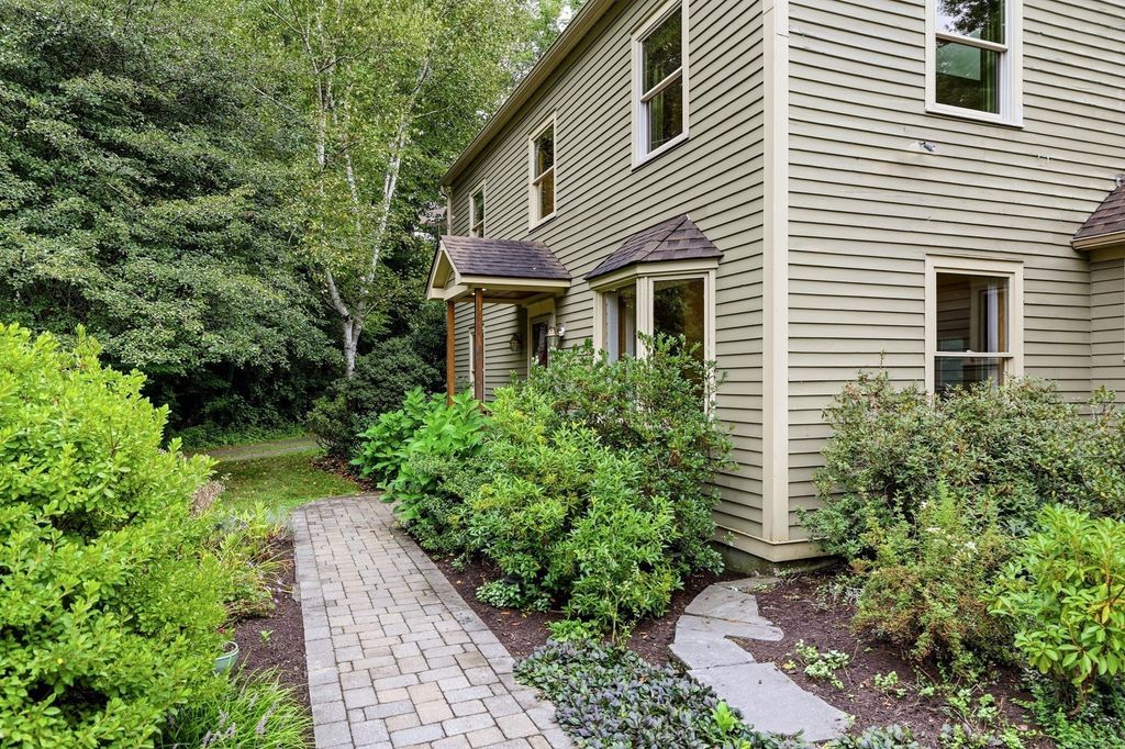 16 Birch Ln, Northampton, MA 01062