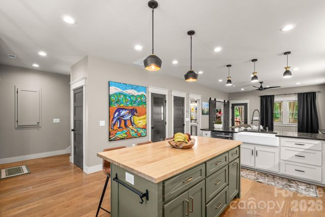 7 Acona Lane, Asheville, NC 28803