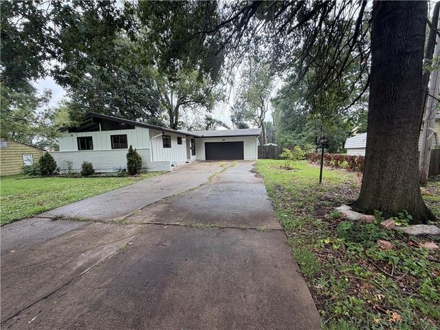 8427 Marsh Avenue, Raytown, MO 64138