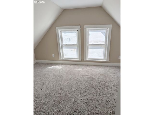 2004 Se ASH St, Portland, OR 97214