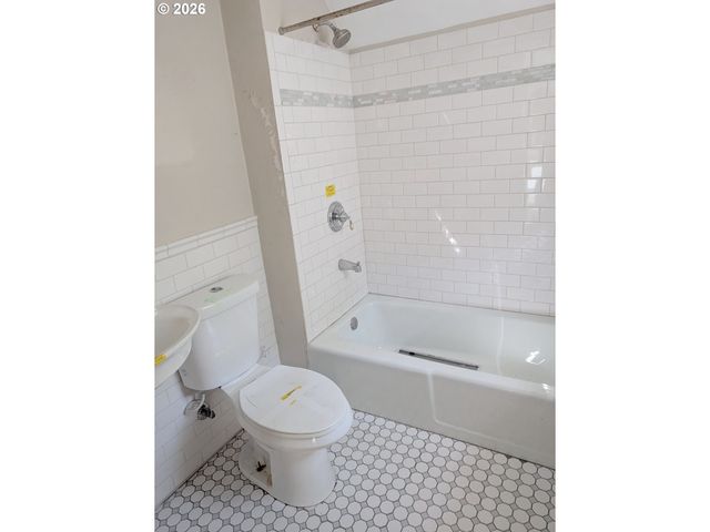 2004 Se ASH St, Portland, OR 97214